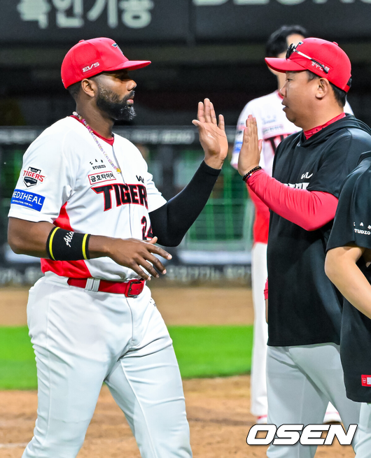 [OSEN=광주, 민경훈 기자] 4일 광주 기아 챔피언스필드에서 2026 신한 SOL KBO 리그 KIA 타이거즈와 롯데 자이언츠의 경기가 열렸다.이 경기에서 KIA는 롯데에 10-0으로 대승을 거뒀다. 새로운 아시아쿼터 일본인투수 시라카와 케이쇼가 5이닝 무실점 쾌투를 했다. 김도영의 이틀연속 홈런이 터졌고 아데를린은 10호 홈런을 만루포로 장식했다. 시리즈를 2승1패로 마감하며 시즌 30승 고지를 밟았다. 경기를 마치고 KIA 아데를린이 이범호 감독과 하이파이브를 하고 있다. 2026.06.04 / rumi@osen.co.kr