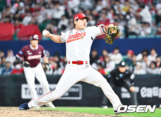 [OSEN=인천, 박준형 기자] 3일 인천 SSG랜더스필드에서 ‘2026 신한 SOL Bank KBO리그’ SSG 랜더스와 키움 히어로즈의 경기가 열렸다.이날 경기에서 SSG는 백승건을, 키움은 로젠버그를 선발투수로 내세웠다.9회초 SSG 조병현 투수가 역투하고 있다.    2026.06.03 / soul1014@osen.co.kr