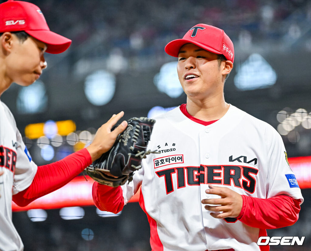 4일 광주-기아 챔피언스필드에서 2026 신한 SOL KBO 리그 KIA 타이거즈와 롯데 자이언츠의 경기가 열렸다.이날 KIA는 시라카와, 롯데는 박세웅을 선발로 내세웠다.5회초를 마친 KIA 선발 시라카와가 덕아웃으로 향하며 기뻐하고 있다. 2026.06.04 / rumi@osen.co.kr