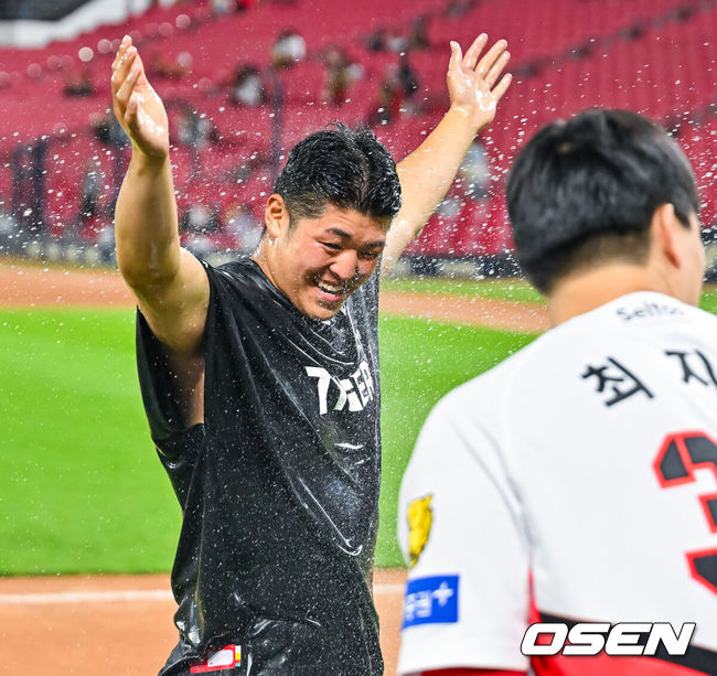 [OSEN=광주, 민경훈 기자] 4일 광주 기아 챔피언스필드에서 2026 신한 SOL KBO 리그 KIA 타이거즈와 롯데 자이언츠의 경기가 열렸다.이 경기에서 KIA는 롯데에 10-0으로 대승을 거뒀다. 새로운 아시아쿼터 일본인투수 시라카와 케이쇼가 5이닝 무실점 쾌투를 했다. 김도영의 이틀연속 홈런이 터졌고 아데를린은 10호 홈런을 만루포로 장식했다. 시리즈를 2승1패로 마감하며 시즌 30승 고지를 밟았다. 경기를 마치고 KIA 승리투수 시라카와가 KBO리그 복귀전 승리 축하 물세례를 받고 있다. 2026.06.04 / rumi@osen.co.kr