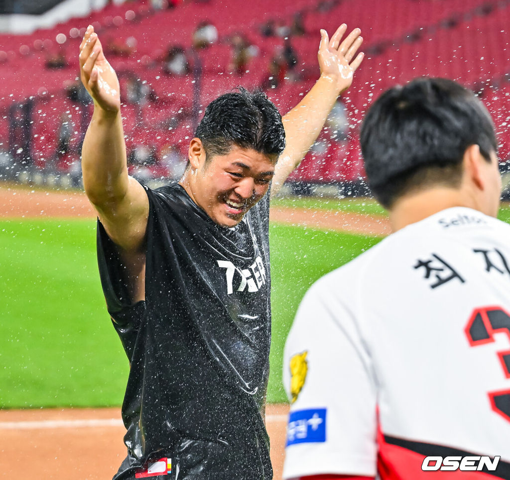 4일 광주 기아 챔피언스필드에서 2026 신한 SOL KBO 리그 KIA 타이거즈와 롯데 자이언츠의 경기가 열렸다.이 경기에서 KIA는 롯데에 10-0으로 대승을 거뒀다. 새로운 아시아쿼터 일본인투수 시라카와 케이쇼가 5이닝 무실점 쾌투를 했다. 김도영의 이틀연속 홈런이 터졌고 아데를린은 10호 홈런을 만루포로 장식했다. 시리즈를 2승1패로 마감하며 시즌 30승 고지를 밟았다. 경기를 마치고 KIA 승리투수 시라카와가 KBO리그 복귀전 승리 축하 물세례를 받고 있다. 2026.06.04 / rumi@osen.co.kr
