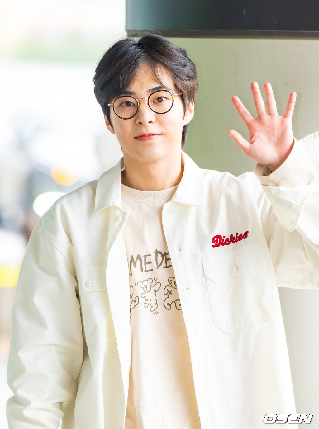 그룹 엑소 멤버 시우민이 9일 오후 김포국제공항을 통해 일본 도쿄로 출국했다.서울 공연을 마친 시우민은 ‘2025 XIUMIN FAN CONCERT ‘X Times ( )’(엑스 타임스) 아시아 투어’를 통해 글로벌 팬들과 만난다.엑소 시우민이 출국에 앞서 포즈를 취하고 있다.  2025.04.09 / soul1014@osen.co.kr