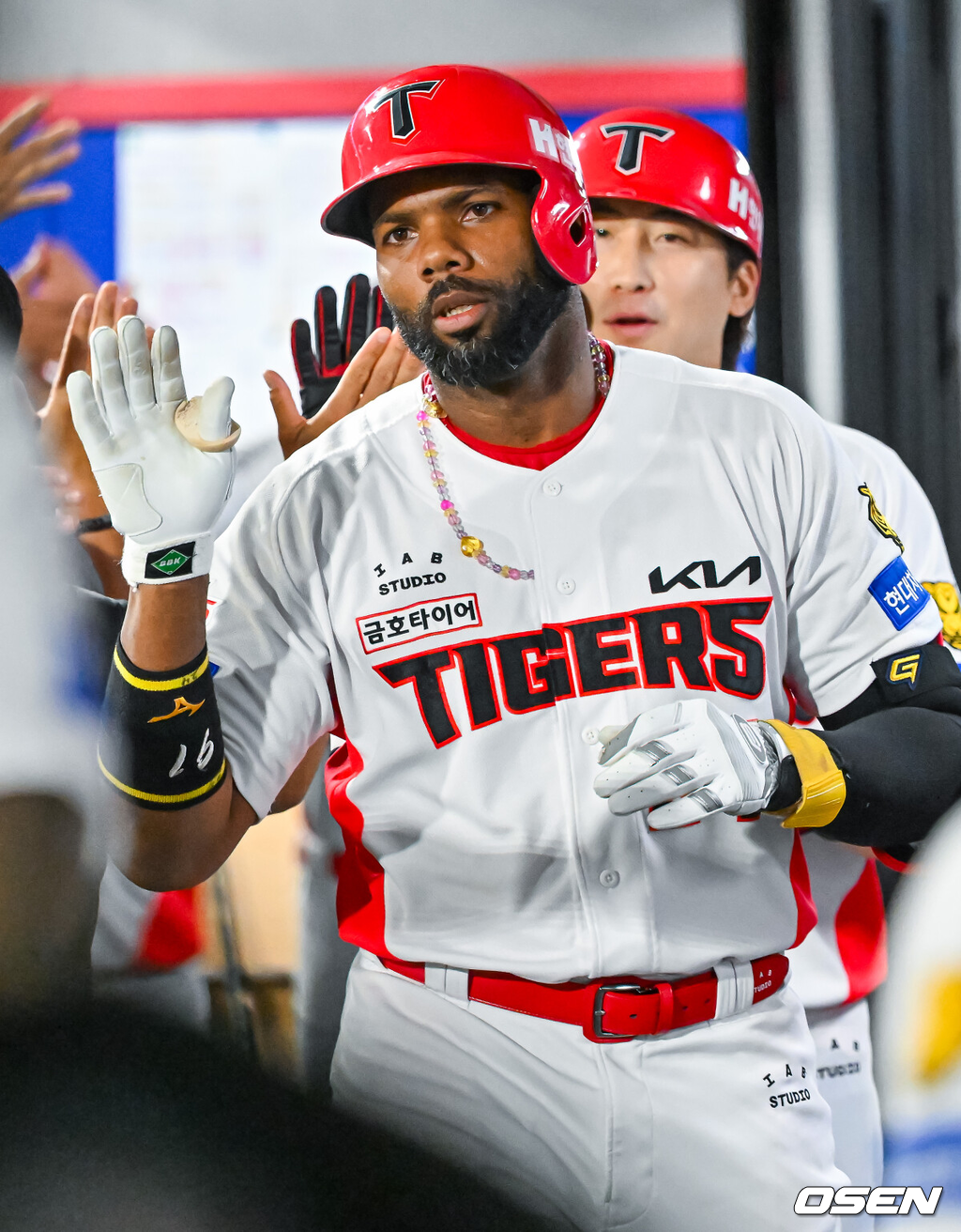 4일 광주-기아 챔피언스필드에서 2026 신한 SOL KBO 리그 KIA 타이거즈와 롯데 자이언츠의 경기가 열렸다.이날 KIA는 시라카와, 롯데는 박세웅을 선발로 내세웠다.5회말 무사 주자 만루 KIA 아데를린이 좌월 만루 홈런을 때린 후 덕아웃에서 축하를 받고 있다. 2026.06.04 / rumi@osen.co.kr