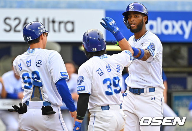 [OSEN=대구, 이석우 기자] 3일 대구삼성라이온즈파크에서 2026 신한 SOL KBO 리그 삼성 라이온즈와 NC 다이노스의 경기가 열렸다.홈팀 삼성은 최원태가, 방문팀 NC는 김태경이 선발 출전했다.삼성 라이온즈 디아즈가 3회말 2사 1루 우중월 2점 홈런을 치고 하이파이브를 하고 있다. 2026.06.03 / foto0307@osen.co.kr