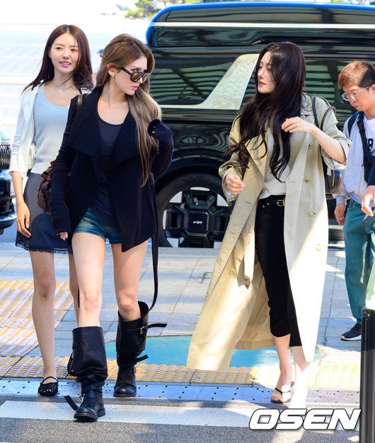 [OSEN=지형준 기자] 프로젝트 걸그룹 아이오아이(I.O.I)가 5일 해외 일정에 참석하기 위해 인천국제공항을 통해 태국 방콕으로 출국했다.국내에서의 활동을 마친 아이오아이는 태국 방콕과 홍콩에서 투어를 진행하며 해외 팬들과 만날 예정이다.아이오아이 임나영, 전소미, 정채연이 출국장으로 향하고 있다. 2026.06.05&nbsp;/ jpnews@osen.co.kr