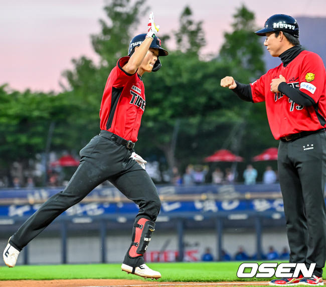 [OSEN=광주, 민경훈 기자] 5일 광주-기아 챔피언스필드에서 2026 신한 SOL KBO 리그 KIA 타이거즈와 삼성 라이온즈의 경기가 열렸다.이날 KIA는 올러, 삼성은 오러클린을 선발로 내세웠다.4회말 1사 주자 1루 KIA 박민이 좌월 투런 홈런을 때린 후 그라운드를 돌고 있다. 2026.06.05 / rumi@osen.co.kr