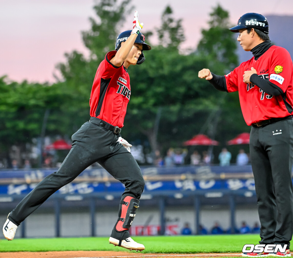 5일 광주-기아 챔피언스필드에서 2026 신한 SOL KBO 리그 KIA 타이거즈와 삼성 라이온즈의 경기가 열렸다.이날 KIA는 올러, 삼성은 오러클린을 선발로 내세웠다.4회말 1사 주자 1루 KIA 박민이 좌월 투런 홈런을 때린 후 그라운드를 돌고 있다. 2026.06.05 / rumi@osen.co.kr