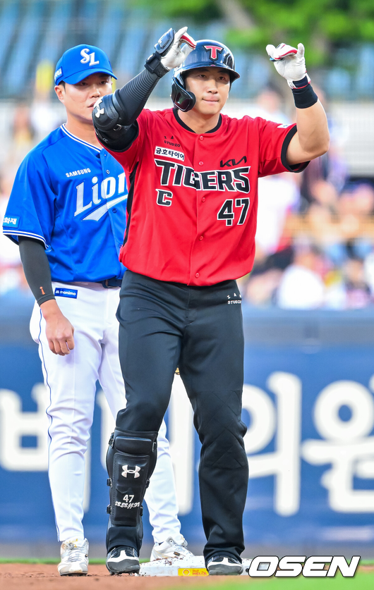 [OSEN=광주, 민경훈 기자] 5일 광주-기아 챔피언스필드에서 2026 신한 SOL KBO 리그 KIA 타이거즈와 삼성 라이온즈의 경기가 열렸다.이날 KIA는 올러, 삼성은 오러클린을 선발로 내세웠다.1회말 1사 주자 1,2루 KIA 나성범이 좌익수 왼쪽 선취 1타점 적시 2루타를 때린 후 2루에서 기뻐하고 있다. 2026.06.05 / rumi@osen.co.kr