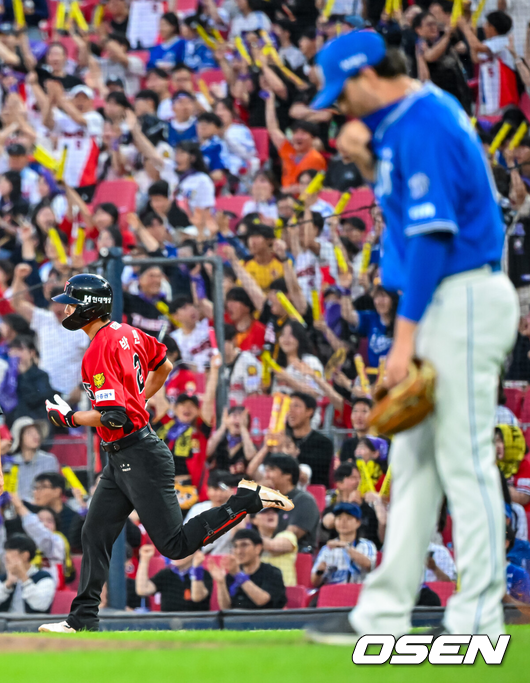 [OSEN=광주, 민경훈 기자] 5일 광주-기아 챔피언스필드에서 2026 신한 SOL KBO 리그 KIA 타이거즈와 삼성 라이온즈의 경기가 열렸다.이날 KIA는 올러, 삼성은 오러클린을 선발로 내세웠다.4회말 1사 주자 1루 KIA 박민이 좌월 투런 홈런을 때린 후 그라운드를 돌고 있다. 2026.06.05 / rumi@osen.co.kr