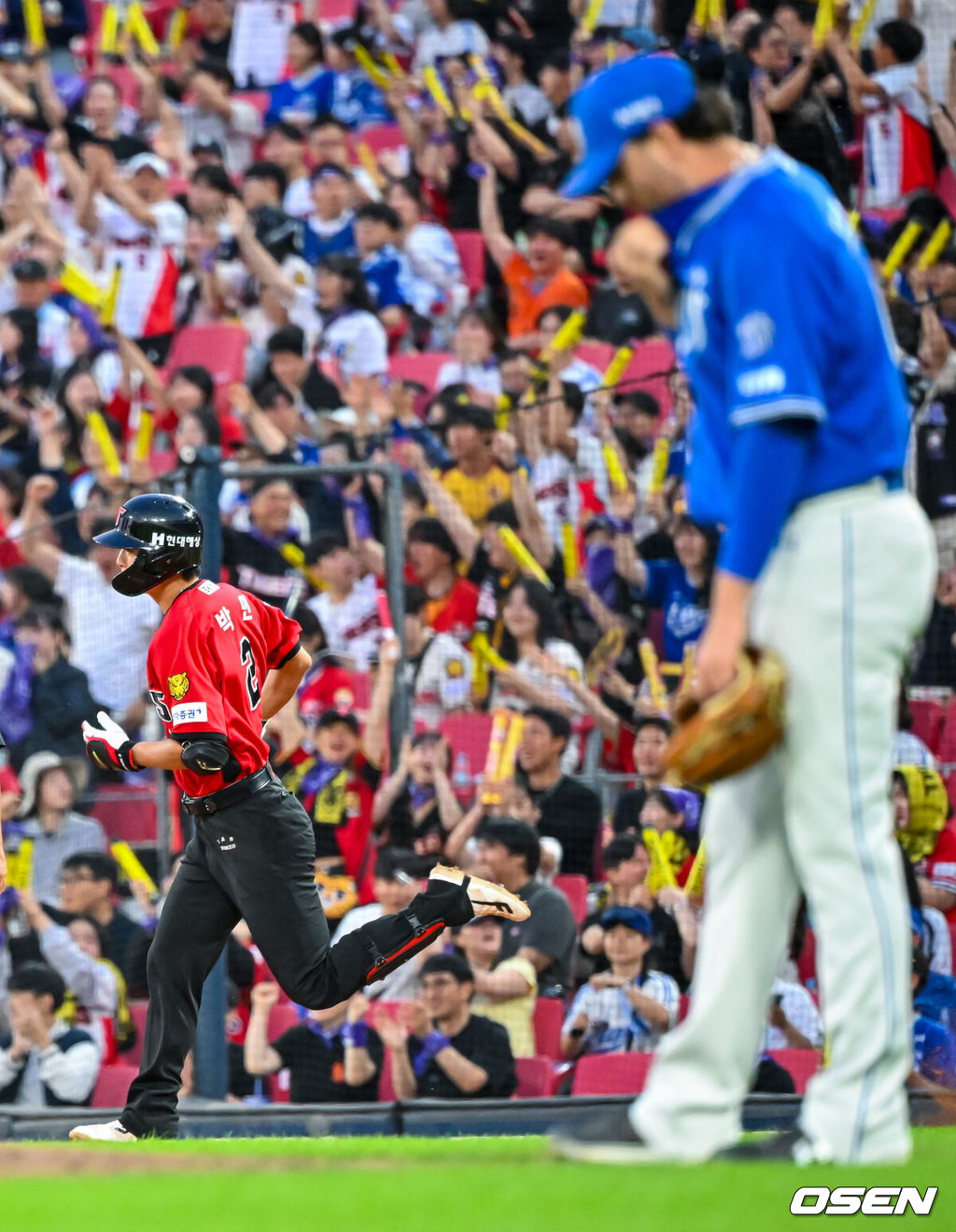5일 광주-기아 챔피언스필드에서 2026 신한 SOL KBO 리그 KIA 타이거즈와 삼성 라이온즈의 경기가 열렸다.이날 KIA는 올러, 삼성은 오러클린을 선발로 내세웠다.4회말 1사 주자 1루 KIA 박민이 좌월 투런 홈런을 때린 후 그라운드를 돌고 있다. 2026.06.05 / rumi@osen.co.kr