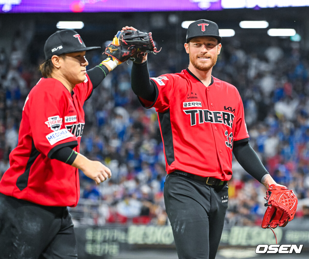 5일 광주-기아 챔피언스필드에서 2026 신한 SOL KBO 리그 KIA 타이거즈와 삼성 라이온즈의 경기가 열렸다.이날 KIA는 올러, 삼성은 오러클린을 선발로 내세웠다.6회초를 마친 KIA 선발 올러가 덕아웃으로 향하며 2루수 김선빈과 하이파이브를 하고 있다. 2026.06.05 / rumi@osen.co.kr
