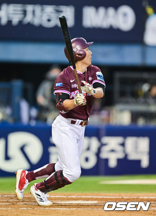 [OSEN=잠실, 박준형 기자] 5일 서울 잠실야구장에서 ‘2026 신한 SOL Bank KBO리그’ 두산 베어스와 키움 히어로즈의 경기가 열렸다.이날 홈팀 두산은 최승용을, 방문팀 키움은 하영민을 선발로 내세웠다.5회초 2사 2루 키움 서건창이 동점 1타점 적시타를 날리고 있다.     2026.06.05 / soul1014@osen.co.kr