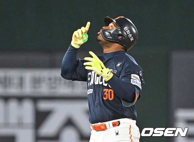 [OSEN=부산, 이석우 기자] 5일 부산 사직야구장에서 2026 신한 SOL KBO 리그 롯데 자이언츠와 한화 이글스의 경기가 열렸다. 홈팀 롯데는 로드리게스가, 방문팀 한화는 류현진이 선발 출전했다.한화 이글스 페라자가 6회초 2사 만루 좌익수 왼쪽 2타점 2루타를 치고 세리머니를 하고 있다. 2026.06.05 / foto0307@osen.co.kr