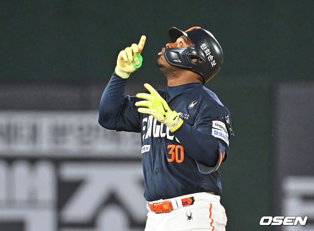 5일 부산 사직야구장에서 2026 신한 SOL KBO 리그 롯데 자이언츠와 한화 이글스의 경기가 열렸다. 홈팀 롯데는 로드리게스가, 방문팀 한화는 류현진이 선발 출전했다.한화 이글스 페라자가 6회초 2사 만루 좌익수 왼쪽 2타점 2루타를 치고 세리머니를 하고 있다. 2026.06.05 / foto0307@osen.co.kr