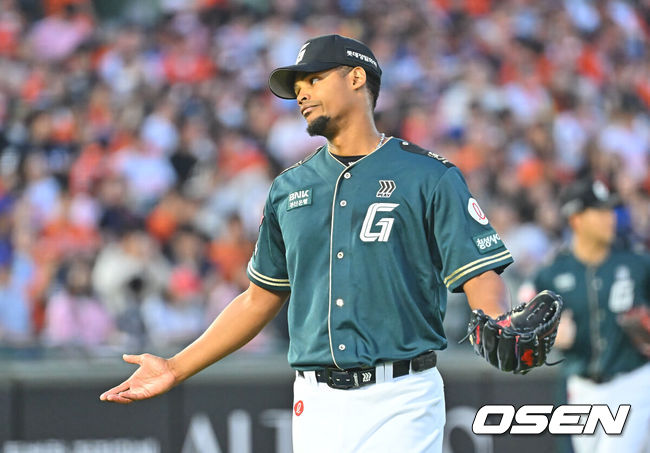 [OSEN=부산, 이석우 기자] 5일 부산 사직야구장에서 2026 신한 SOL KBO 리그 롯데 자이언츠와 한화 이글스의 경기가 열렸다. 홈팀 롯데는 로드리게스가, 방문팀 한화는 류현진이 선발 출전했다.롯데 자이언츠 선발 투수 로드리게스가 4회초 수비를 마치고 손성빈을 보며 제스처를 취하고 있다. 2026.06.05 / foto0307@osen.co.kr