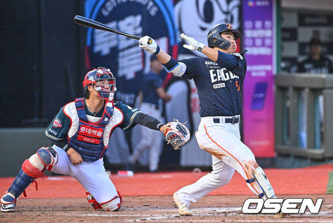 [OSEN=부산, 이석우 기자] 5일 부산 사직야구장에서 2026 신한 SOL KBO 리그 롯데 자이언츠와 한화 이글스의 경기가 열렸다. 홈팀 롯데는 로드리게스가, 방문팀 한화는 류현진이 선발 출전했다.한화 이글스 문현빈이 3회초 2사 1루 우익수 오른쪽 1타점 3루타를 치고 있다. 2026.06.05 / foto0307@osen.co.kr