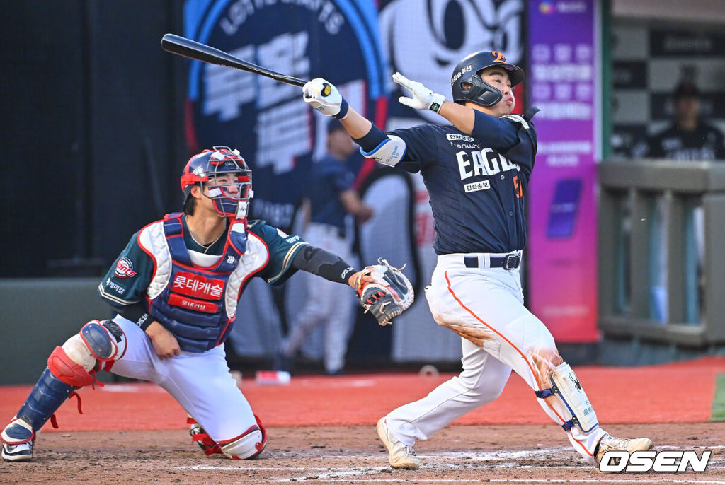 5일 부산 사직야구장에서 2026 신한 SOL KBO 리그 롯데 자이언츠와 한화 이글스의 경기가 열렸다. 홈팀 롯데는 로드리게스가, 방문팀 한화는 류현진이 선발 출전했다.한화 이글스 문현빈이 3회초 2사 1루 우익수 오른쪽 1타점 3루타를 치고 있다. 2026.06.05 / foto0307@osen.co.kr