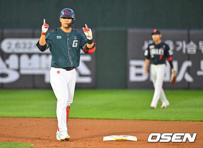 [OSEN=부산, 이석우 기자] 5일 부산 사직야구장에서 2026 신한 SOL KBO 리그 롯데 자이언츠와 한화 이글스의 경기가 열렸다. 홈팀 롯데는 로드리게스가, 방문팀 한화는 류현진이 선발 출전했다.롯데 자이언츠 김민성이 4회말 2사 1루 좌익수 오른쪽 동점 1타점 2루타를 치고 세리머니를 하고 있다. 2026.06.05 / foto0307@osen.co.kr