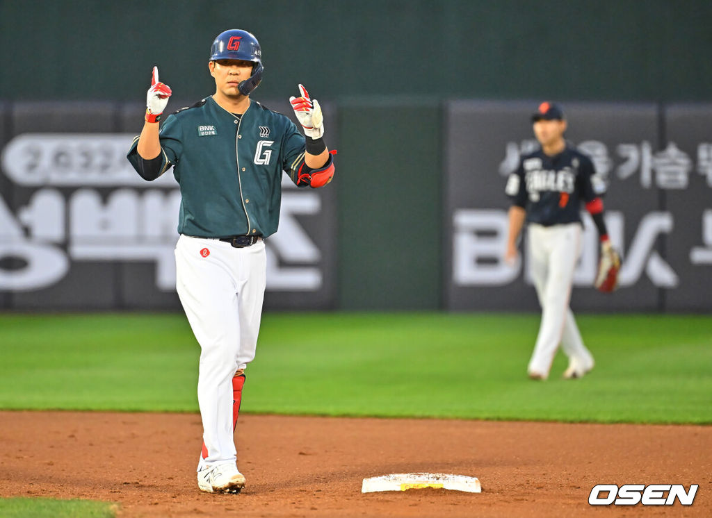 5일 부산 사직야구장에서 2026 신한 SOL KBO 리그 롯데 자이언츠와 한화 이글스의 경기가 열렸다. 홈팀 롯데는 로드리게스가, 방문팀 한화는 류현진이 선발 출전했다.롯데 자이언츠 김민성이 4회말 2사 1루 좌익수 오른쪽 동점 1타점 2루타를 치고 세리머니를 하고 있다. 2026.06.05 / foto0307@osen.co.kr