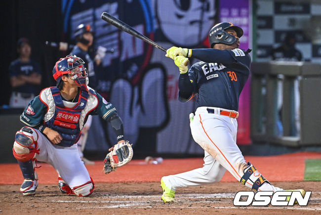 [OSEN=부산, 이석우 기자] 5일 부산 사직야구장에서 2026 신한 SOL KBO 리그 롯데 자이언츠와 한화 이글스의 경기가 열렸다. 홈팀 롯데는 로드리게스가, 방문팀 한화는 류현진이 선발 출전했다.한화 이글스 페라자가 5회초 2사 좌중월 솔로 홈런을 치고 있다. 2026.06.05 / foto0307@osen.co.kr