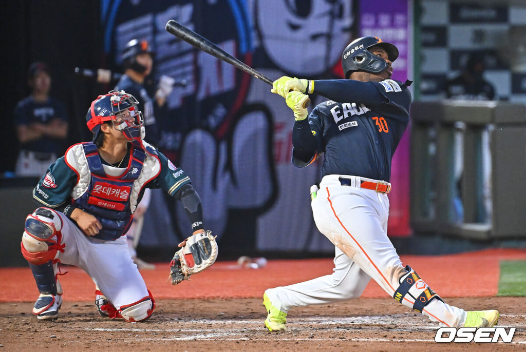 5일 부산 사직야구장에서 2026 신한 SOL KBO 리그 롯데 자이언츠와 한화 이글스의 경기가 열렸다. 홈팀 롯데는 로드리게스가, 방문팀 한화는 류현진이 선발 출전했다.한화 이글스 페라자가 5회초 2사 좌중월 솔로 홈런을 치고 있다. 2026.06.05 / foto0307@osen.co.kr