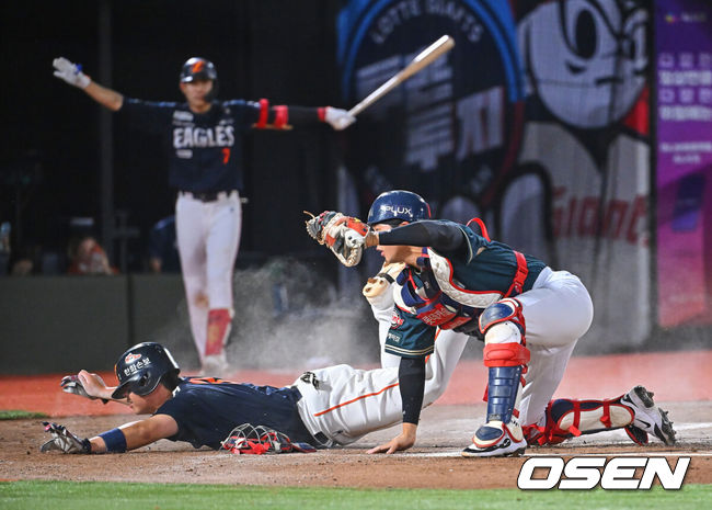 [OSEN=부산, 이석우 기자] 5일 부산 사직야구장에서 2026 신한 SOL KBO 리그 롯데 자이언츠와 한화 이글스의 경기가 열렸다. 홈팀 롯데는 로드리게스가, 방문팀 한화는 류현진이 선발 출전했다.한화 이글스 노시환이 6회초 1사 만루 최재훈의 1루땅볼때 홈에서 세이프되고 있다. 2026.06.05 / foto0307@osen.co.kr