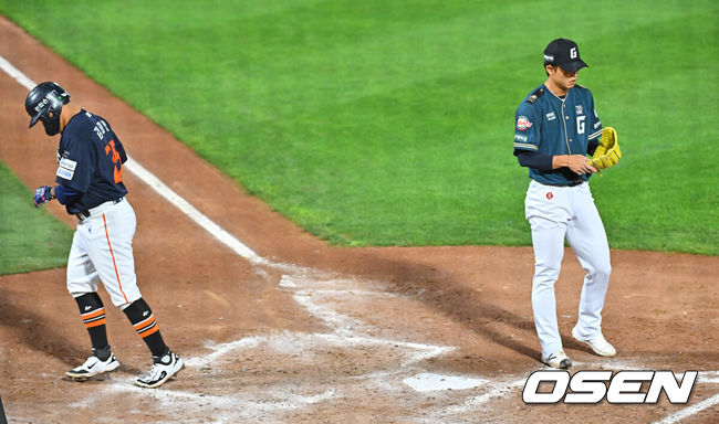 [OSEN=부산, 이석우 기자] 5일 부산 사직야구장에서 2026 신한 SOL KBO 리그 롯데 자이언츠와 한화 이글스의 경기가 열렸다. 홈팀 롯데는 로드리게스가, 방문팀 한화는 류현진이 선발 출전했다.롯데 자이언츠 현도훈이 7회초 2사 3루 한화 이글스 이도윤 타석때 폭투로 실점하고 있다. 2026.06.05 / foto0307@osen.co.kr