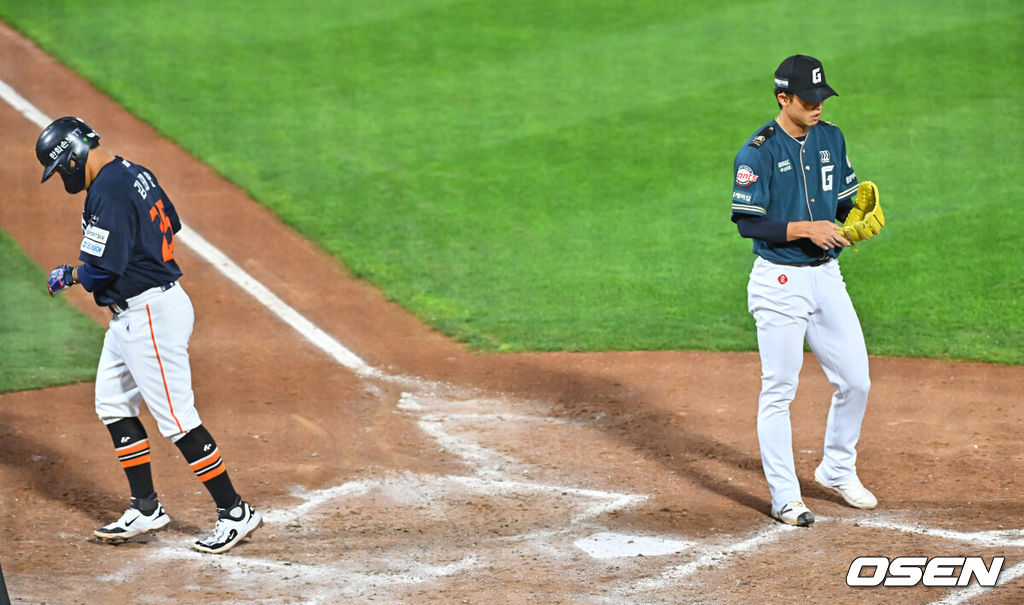 5일 부산 사직야구장에서 2026 신한 SOL KBO 리그 롯데 자이언츠와 한화 이글스의 경기가 열렸다. 홈팀 롯데는 로드리게스가, 방문팀 한화는 류현진이 선발 출전했다.롯데 자이언츠 현도훈이 7회초 2사 3루 한화 이글스 이도윤 타석때 폭투로 실점하고 있다. 2026.06.05 / foto0307@osen.co.kr