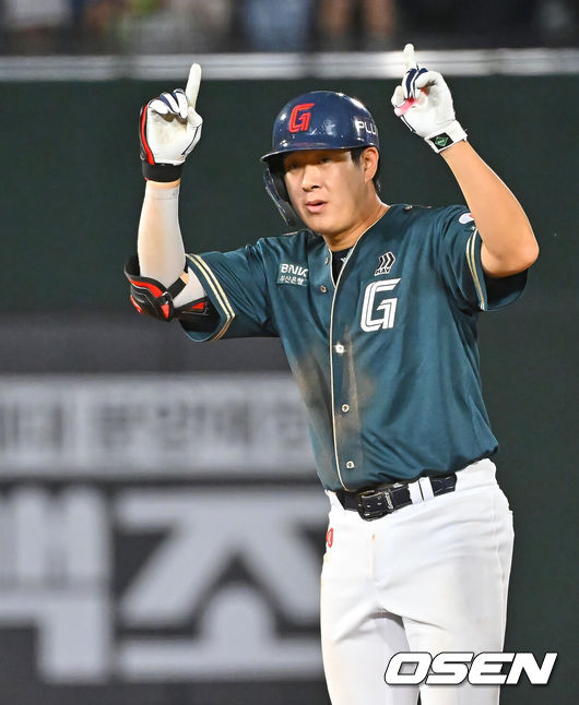 [OSEN=부산, 이석우 기자] 5일 부산 사직야구장에서 2026 신한 SOL KBO 리그 롯데 자이언츠와 한화 이글스의 경기가 열렸다. 홈팀 롯데는 로드리게스가, 방문팀 한화는 류현진이 선발 출전했다.롯데 자이언츠 나승엽이 6회말 2사 1루 좌중간 1타점 2루타를 치고 세리머니를 하고 있다. 2026.06.05 / foto0307@osen.co.kr
