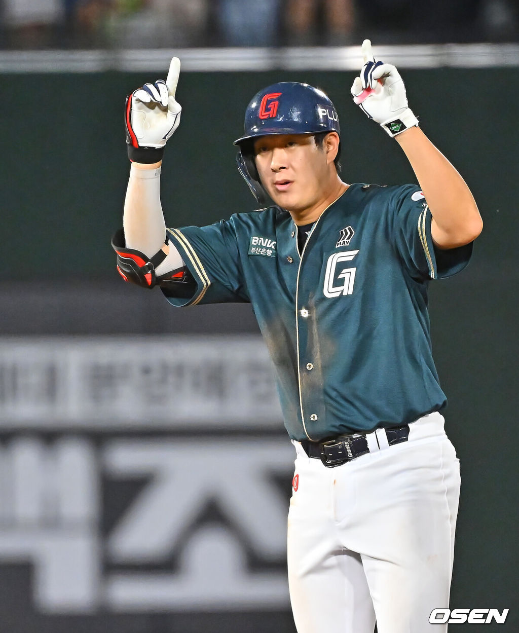 5일 부산 사직야구장에서 2026 신한 SOL KBO 리그 롯데 자이언츠와 한화 이글스의 경기가 열렸다. 홈팀 롯데는 로드리게스가, 방문팀 한화는 류현진이 선발 출전했다.롯데 자이언츠 나승엽이 6회말 2사 1루 좌중간 1타점 2루타를 치고 세리머니를 하고 있다. 2026.06.05 / foto0307@osen.co.kr