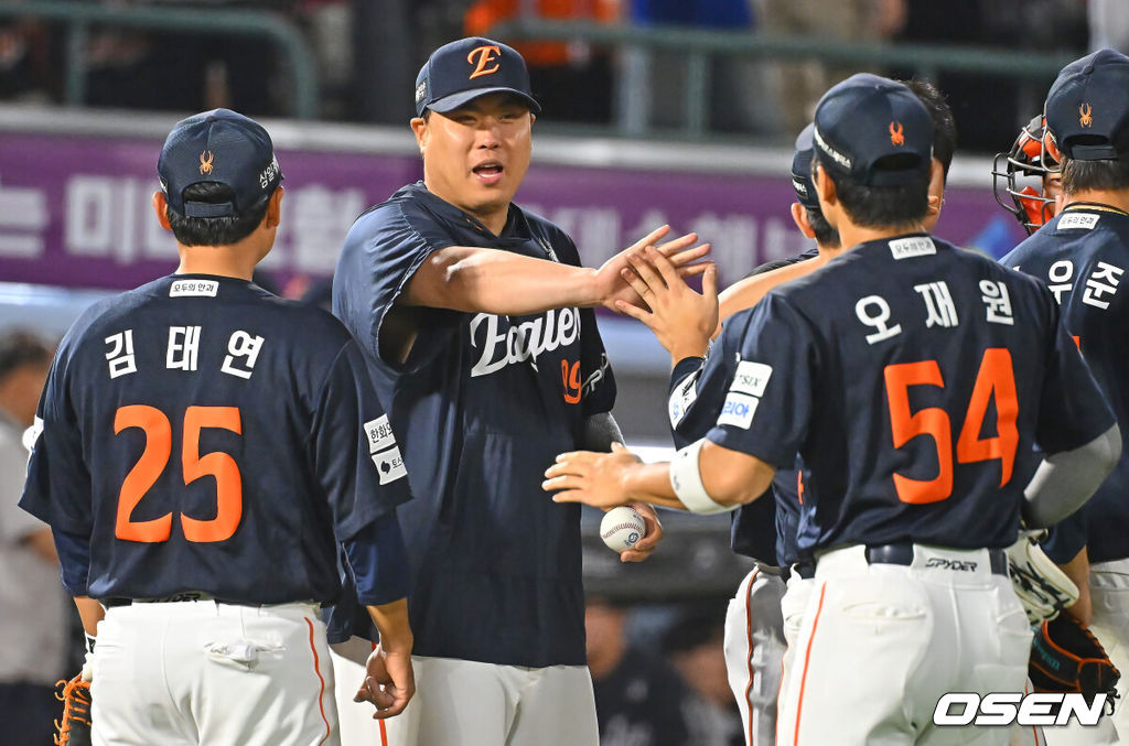 5일 부산 사직야구장에서 2026 신한 SOL KBO 리그 롯데 자이언츠와 한화 이글스의 경기가 열렸다. 홈팀 롯데는 로드리게스가, 방문팀 한화는 류현진이 선발 출전했다.한화 이글스 류현진이 롯데 자이언츠에 9-2로 승리한 후 기쁨을 나누고 있다. 2026.06.05 / foto0307@osen.co.kr