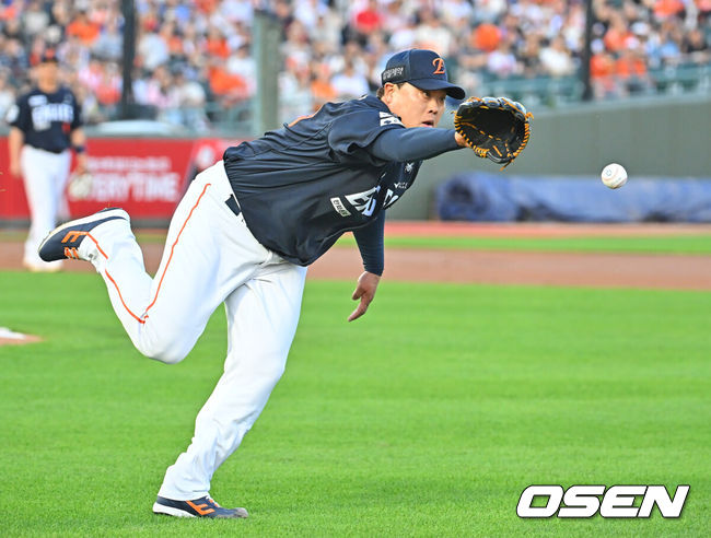 [OSEN=부산, 이석우 기자] 5일 부산 사직야구장에서 2026 신한 SOL KBO 리그 롯데 자이언츠와 한화 이글스의 경기가 열렸다. 홈팀 롯데는 로드리게스가, 방문팀 한화는 류현진이 선발 출전했다.한화 이글스 선발 투수 류현진이 1회말 1사 롯데 자이언츠 고승민의 타구를 글러브로 잡아 1루에 던져 아웃시키고 있다. 2026.06.05 / foto0307@osen.co.kr