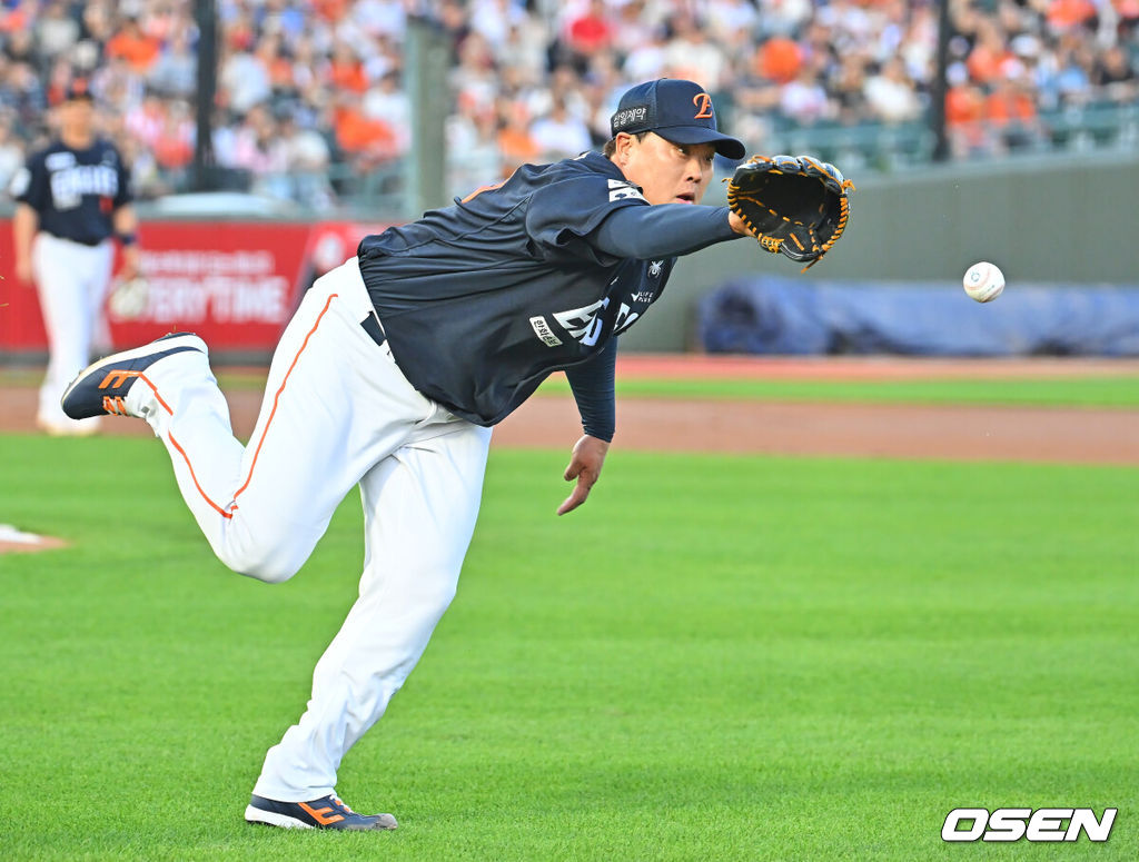 5일 부산 사직야구장에서 2026 신한 SOL KBO 리그 롯데 자이언츠와 한화 이글스의 경기가 열렸다. 홈팀 롯데는 로드리게스가, 방문팀 한화는 류현진이 선발 출전했다.한화 이글스 선발 투수 류현진이 1회말 1사 롯데 자이언츠 고승민의 타구를 글러브로 잡아 1루에 던져 아웃시키고 있다. 2026.06.05 / foto0307@osen.co.kr
