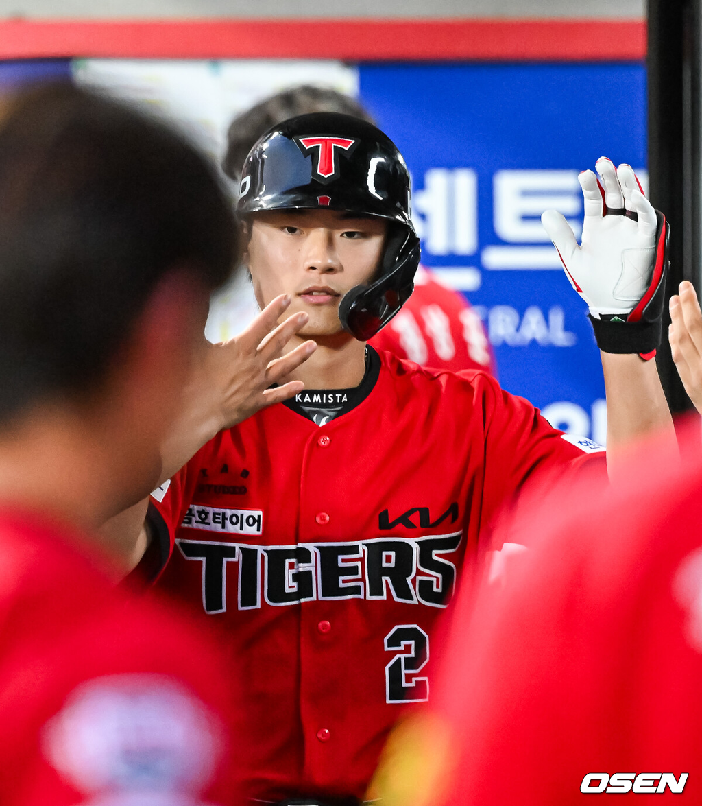 5일 광주-기아 챔피언스필드에서 2026 신한 SOL KBO 리그 KIA 타이거즈와 삼성 라이온즈의 경기가 열렸다.이날 KIA는 올러, 삼성은 오러클린을 선발로 내세웠다.4회말 1사 주자 1루 KIA 박민이 좌월 투런 홈런을 때린 후 덕아웃에서 동료들과 하이파이브를 하고 있다. 2026.06.05 / rumi@osen.co.kr