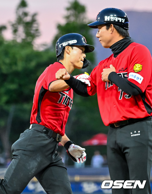 [OSEN=광주, 민경훈 기자] 5일 광주-기아 챔피언스필드에서 2026 신한 SOL KBO 리그 KIA 타이거즈와 삼성 라이온즈의 경기가 열렸다.이날 KIA는 올러, 삼성은 오러클린을 선발로 내세웠다.4회말 1사 주자 1루 KIA 박민이 좌월 투런 홈런을 때린 후 그라운드를 돌고 있다. 2026.06.05 / rumi@osen.co.kr