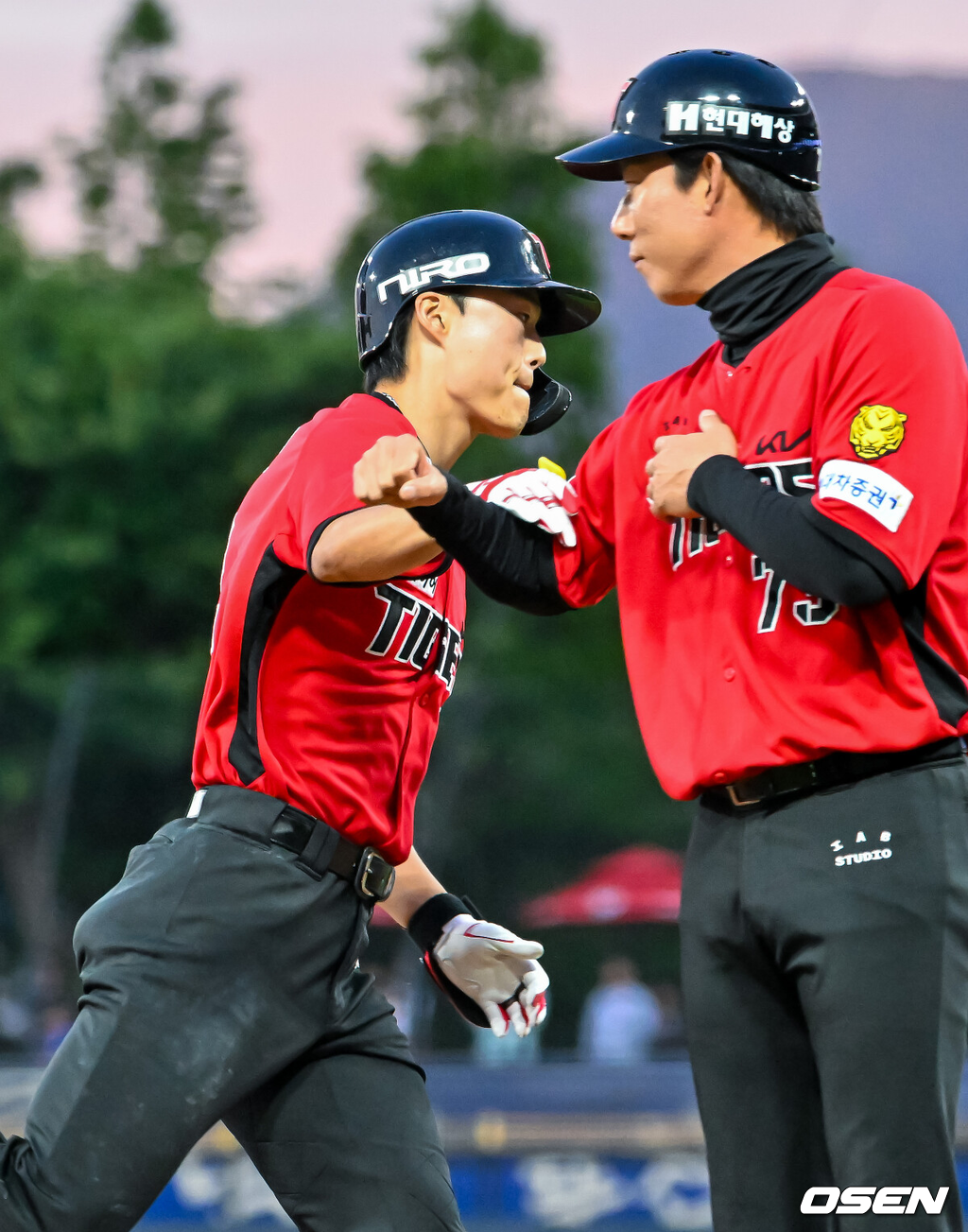 5일 광주-기아 챔피언스필드에서 2026 신한 SOL KBO 리그 KIA 타이거즈와 삼성 라이온즈의 경기가 열렸다.이날 KIA는 올러, 삼성은 오러클린을 선발로 내세웠다.4회말 1사 주자 1루 KIA 박민이 좌월 투런 홈런을 때린 후 그라운드를 돌고 있다. 2026.06.05 / rumi@osen.co.kr