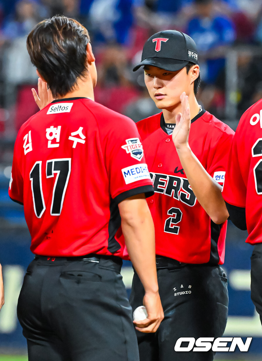 [OSEN=광주, 민경훈 기자] 5일 광주-기아 챔피언스필드에서 2026 신한 SOL KBO 리그 KIA 타이거즈와 삼성 라이온즈의 경기가 열렸다.이 경기에서 KIA는 삼성에 5-2로 승리했다. 선발 아담 올러가 7회까지 무실점 완벽투를 펼쳤다. 나성범 선제 결승타, 아데를린 적시타, 박민 생일 자축투런포, 김도형의 추가 적시타가 빛났다. 2연승을 거두었고 삼성은 3연패에 빠졌다. 경기를 마치고 KIA 박민이 동료들과 하이파이브를 하고 있다. 2026.06.05 / rumi@osen.co.kr