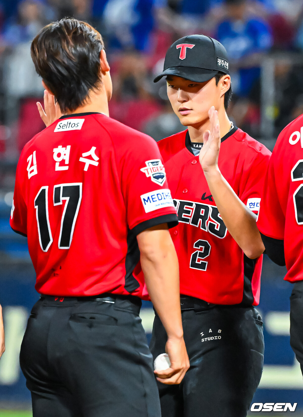 5일 광주-기아 챔피언스필드에서 2026 신한 SOL KBO 리그 KIA 타이거즈와 삼성 라이온즈의 경기가 열렸다.이 경기에서 KIA는 삼성에 5-2로 승리했다. 선발 아담 올러가 7회까지 무실점 완벽투를 펼쳤다. 나성범 선제 결승타, 아데를린 적시타, 박민 생일 자축투런포, 김도형의 추가 적시타가 빛났다. 2연승을 거두었고 삼성은 3연패에 빠졌다. 경기를 마치고 KIA 박민이 동료들과 하이파이브를 하고 있다. 2026.06.05 / rumi@osen.co.kr