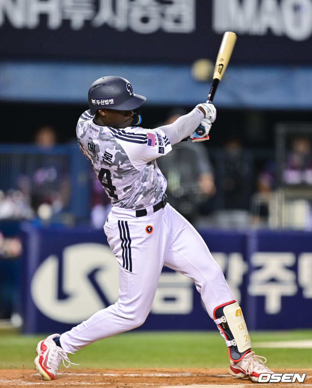 5일 서울 잠실야구장에서 ‘2026 신한 SOL Bank KBO리그’ 두산 베어스와 키움 히어로즈의 경기가 열렸다.이날 홈팀 두산은 최승용을, 방문팀 키움은 하영민을 선발로 내세웠다.7회말 1사 만루 두산 카메론이 재역전 2타점 적시타를 날리고 있다.  2026.06.05 / soul1014@osen.co.kr