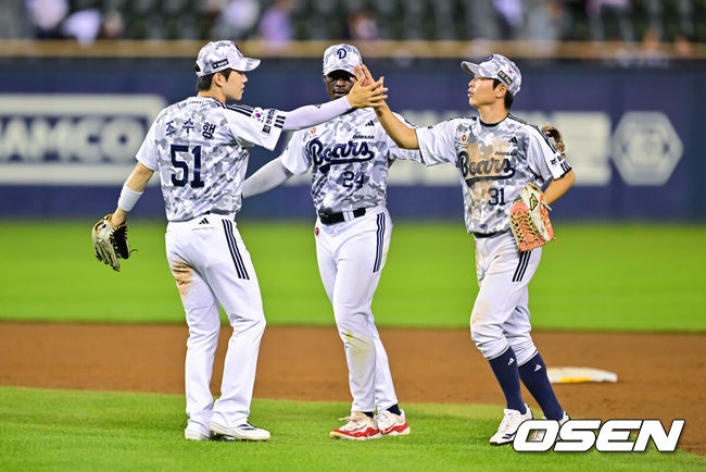 [OSEN=잠실, 박준형 기자] 두산이 약속의 8회를 앞세워 2주 만에 5할 승률 고지를 밟았다.프로야구 두산 베어스는 5일 서울 잠실구장에서 열린 2026 신한 SOL KBO리그 키움 히어로즈와의 시즌 6차전에서 4-3으로 승리했다.&nbsp;경기종료 후 결승타 날린 조수행이 정수빈, 카메론과 승리의 기쁨을 나누고 있다.   2026.06.05 / soul1014@osen.co.kr