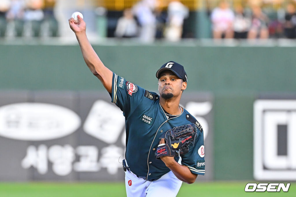 5일 부산 사직야구장에서 2026 신한 SOL KBO 리그 롯데 자이언츠와 한화 이글스의 경기가 열렸다. 홈팀 롯데는 로드리게스가, 방문팀 한화는 류현진이 선발 출전했다.롯데 자이언츠 선발 투수 로드리게스가 역투하고 있다. 2026.06.05 / foto0307@osen.co.kr