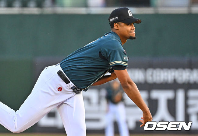 [OSEN=부산, 이석우 기자] 5일 부산 사직야구장에서 2026 신한 SOL KBO 리그 롯데 자이언츠와 한화 이글스의 경기가 열렸다. 홈팀 롯데는 로드리게스가, 방문팀 한화는 류현진이 선발 출전했다.롯데 자이언츠 선발 투수 로드리게스가 역투하고 있다. 2026.06.05 / foto0307@osen.co.kr