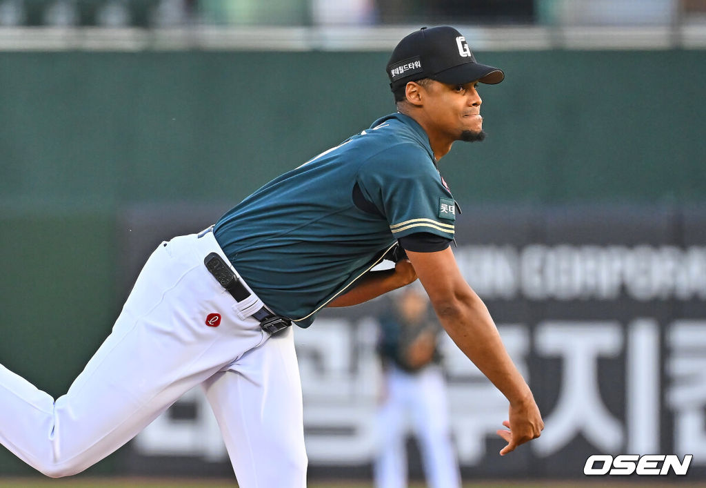 5일 부산 사직야구장에서 2026 신한 SOL KBO 리그 롯데 자이언츠와 한화 이글스의 경기가 열렸다. 홈팀 롯데는 로드리게스가, 방문팀 한화는 류현진이 선발 출전했다.롯데 자이언츠 선발 투수 로드리게스가 역투하고 있다. 2026.06.05 / foto0307@osen.co.kr