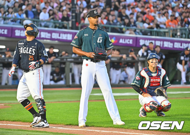 [OSEN=부산, 이석우 기자] 5일 부산 사직야구장에서 2026 신한 SOL KBO 리그 롯데 자이언츠와 한화 이글스의 경기가 열렸다. 홈팀 롯데는 로드리게스가, 방문팀 한화는 류현진이 선발 출전했다.롯데 자이언츠 선발 투수 로드리게스가 4회초 무사 1루 한화 이글스 김태연의 번트를 잡아 아웃키고 있다. 2026.06.05 / foto0307@osen.co.kr