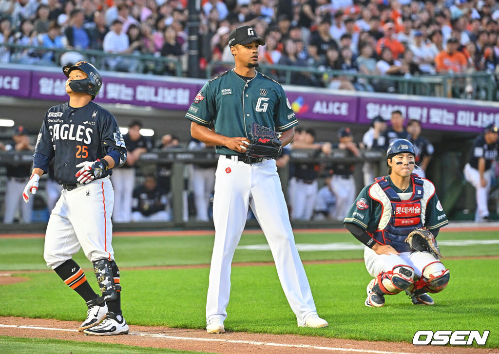 5일 부산 사직야구장에서 2026 신한 SOL KBO 리그 롯데 자이언츠와 한화 이글스의 경기가 열렸다. 홈팀 롯데는 로드리게스가, 방문팀 한화는 류현진이 선발 출전했다.롯데 자이언츠 선발 투수 로드리게스가 4회초 무사 1루 한화 이글스 김태연의 번트를 잡아 아웃키고 있다. 2026.06.05 / foto0307@osen.co.kr