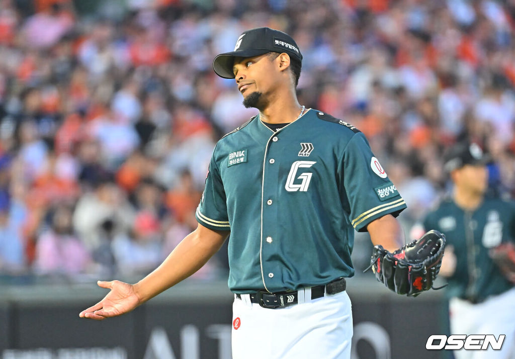 5일 부산 사직야구장에서 2026 신한 SOL KBO 리그 롯데 자이언츠와 한화 이글스의 경기가 열렸다. 홈팀 롯데는 로드리게스가, 방문팀 한화는 류현진이 선발 출전했다.롯데 자이언츠 선발 투수 로드리게스가 4회초 수비를 마치고 손성빈을 보며 제스처를 취하고 있다. 2026.06.05 / foto0307@osen.co.kr