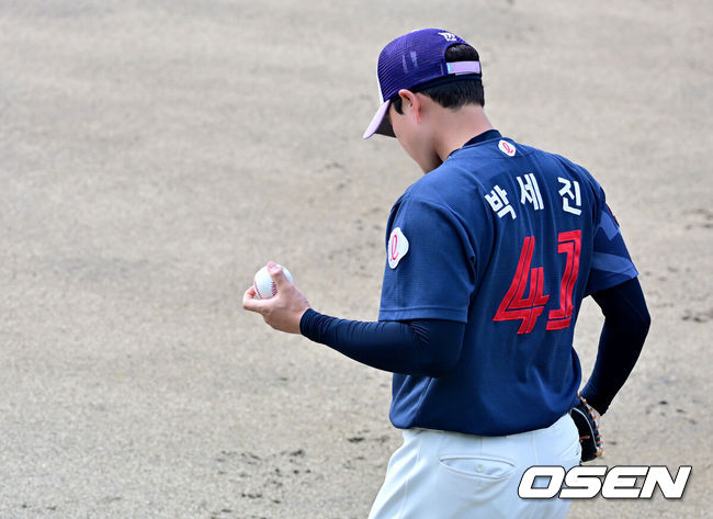 [OSEN=미야자키(일본), 지형준 기자] 3일 일본 미야자키현 아야초 니시키바루 야구장에서 SSG 랜더스와 롯데 자이언츠의 연습경기가 열렸다.이날 SSG가 롯데에 10-5로 이겼다.&nbsp;SSG는 5일부터 이틀간 두산 베어스와 연습경기를 치른다. 연습경기 일정을 모두 소화한 롯데는 5일 모든 스프링캠프 일정을&nbsp;마치고 귀국한다.롯데 박세진이 훈련을 하고 있다. 2026.03.03 /jpnews@osen.co.kr
