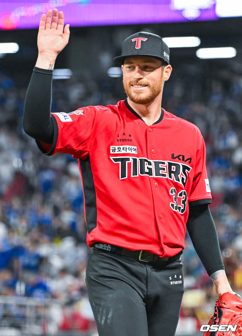 5일 광주-기아 챔피언스필드에서 2026 신한 SOL KBO 리그 KIA 타이거즈와 삼성 라이온즈의 경기가 열렸다.이날 KIA는 올러, 삼성은 오러클린을 선발로 내세웠다.6회초를 마친 KIA 선발 올러가 덕아웃으로 향하며 환하게 웃고 있다. 2026.06.05 / rumi@osen.co.kr
