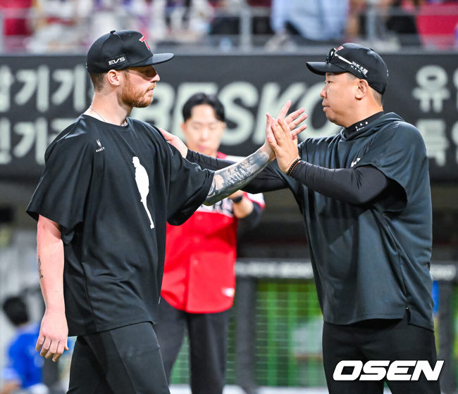 [OSEN=광주, 민경훈 기자] 5일 광주-기아 챔피언스필드에서 2026 신한 SOL KBO 리그 KIA 타이거즈와 삼성 라이온즈의 경기가 열렸다.이 경기에서 KIA는 삼성에 5-2로 승리했다. 선발 아담 올러가 7회까지 무실점 완벽투를 펼쳤다. 나성범 선제 결승타, 아데를린 적시타, 박민 생일 자축투런포, 김도형의 추가 적시타가 빛났다. 2연승을 거두었고 삼성은 3연패에 빠졌다. 경기를 마치고 KIA 승리투수 올러가 이범호 감독의 축하를 받고 있다. 2026.06.05 / rumi@osen.co.kr