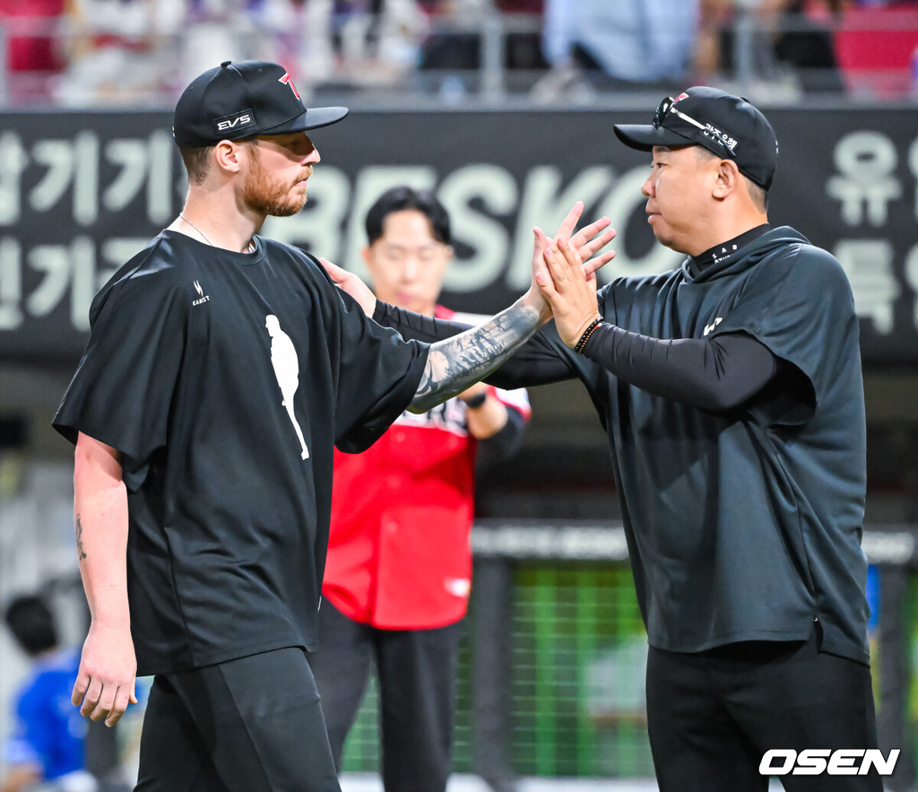 5일 광주-기아 챔피언스필드에서 2026 신한 SOL KBO 리그 KIA 타이거즈와 삼성 라이온즈의 경기가 열렸다.이 경기에서 KIA는 삼성에 5-2로 승리했다. 선발 아담 올러가 7회까지 무실점 완벽투를 펼쳤다. 나성범 선제 결승타, 아데를린 적시타, 박민 생일 자축투런포, 김도형의 추가 적시타가 빛났다. 2연승을 거두었고 삼성은 3연패에 빠졌다. 경기를 마치고 KIA 승리투수 올러가 이범호 감독의 축하를 받고 있다. 2026.06.05 / rumi@osen.co.kr